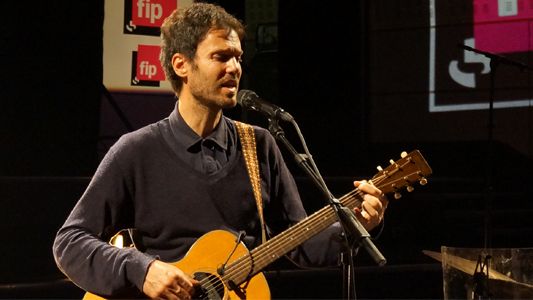 Piers Facini balance au 105 © Radio France