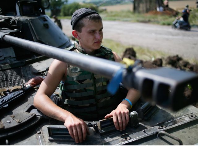 Un soldat ukrainien posté à quelques kilomètres de Donetsk