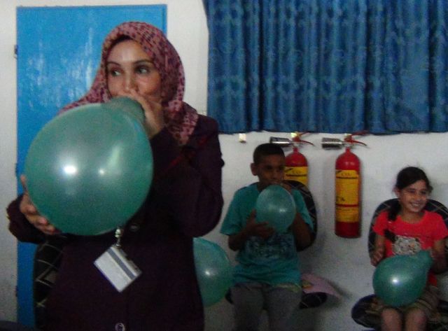 L'un des exercices pour se familiariser avec la peur : faire gonfler par des enfants des ballons de baudruches.
