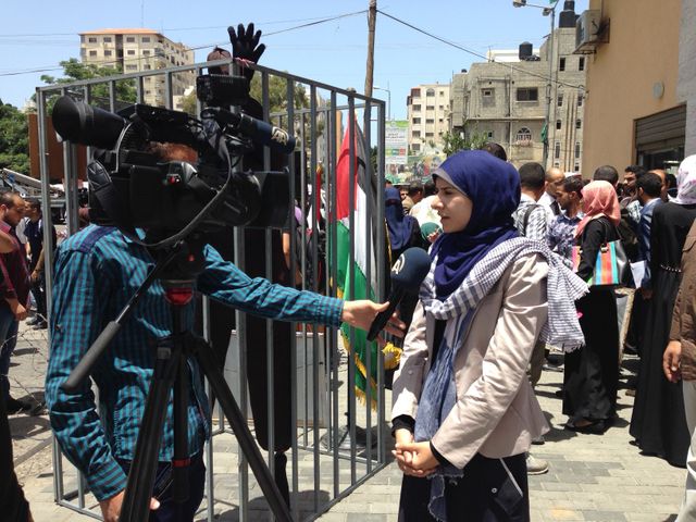 Israa retrouve les caméras le temps d'une interview