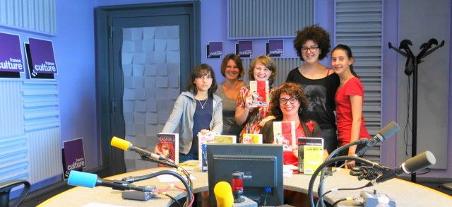 Dans notre studio 153, les jeunes du club de lecture Lekri Dezados, Marilyne Duval & Aline Pailler ( de gauche à droite )