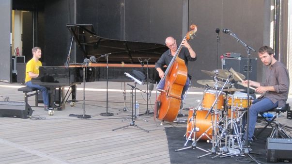 Le trio pendant la balance à l'Amphithéâtre du Domaine d'O © Xavier Prévost France Musique