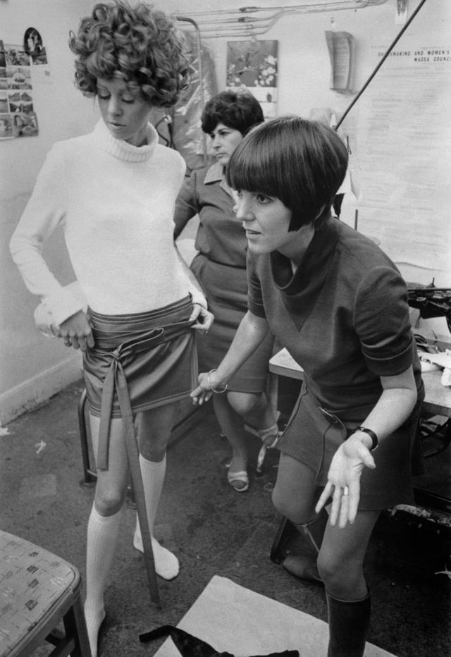 Mary Quant ajuste une mini-jupe sur un mannequin, 1967