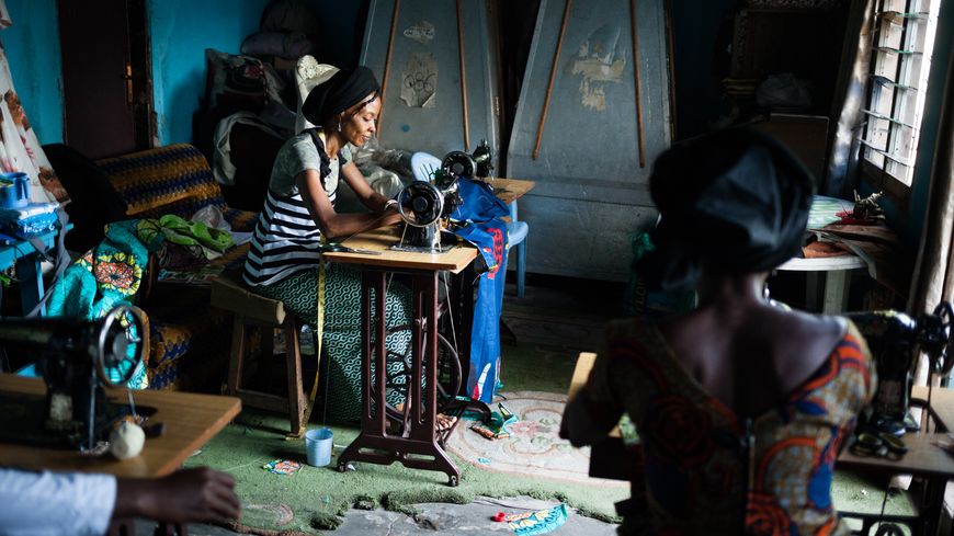 Nadine Miulu dans l'atelier de couture - Leonora Baumann