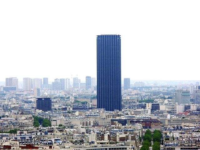 La tour Montparnasse (depuis la tour Eiffel) 16 août 2006