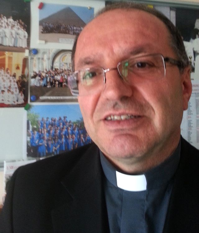 Le père chaldeen Sabri Anar de l'eglise Saint-Thomas l'apôtre de Sarcelles