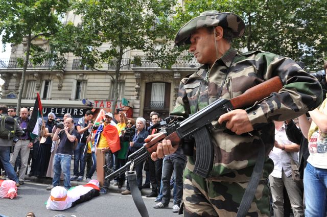 L'arme utilisée par l'homme semble bien réelle.