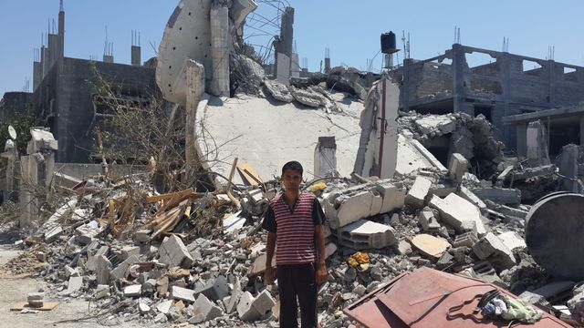 Montaser devant sa maison détruite à Beit Hanoun