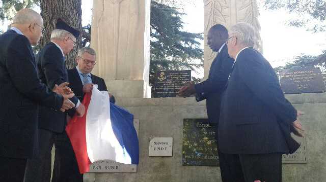 La plaque dévoilée autour du consul du Sénégal