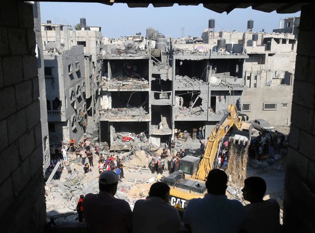 Des Palestiniens observent le lieu où les trois commandants ont trouvé la mort.