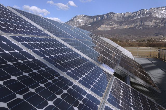 Panneaux solaires à l' INES, l'institut national de l' energie solaire à Technolac au Bourget du Lac