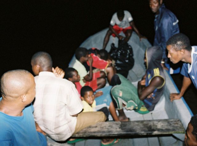 Des clandestins arrivent sur l'île d'Anjouan depuis les côtes africaines en octobre 2013.