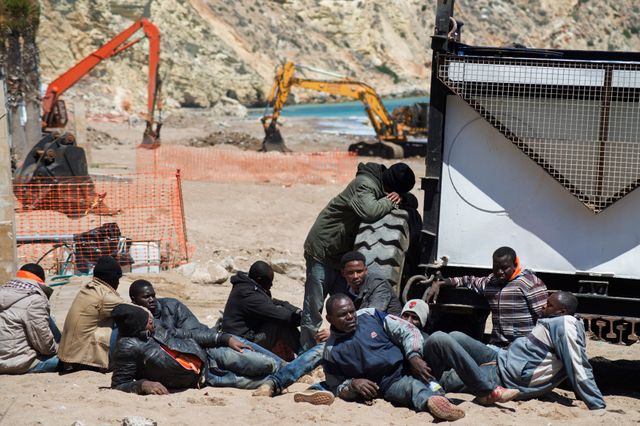 Candidats à l'immigration après leur arrivée sur les plagesde Melilia