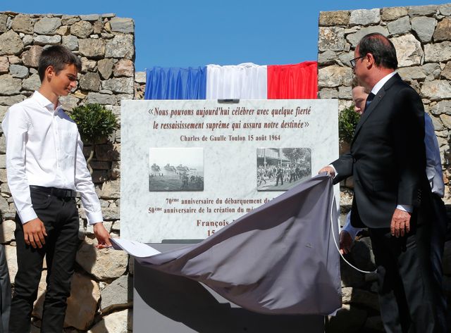 François Hollande dévoile une stèle au Mont Farron.