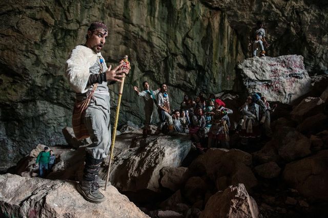 Fort de son succès dans les anciens bains de Téhéran, le groupe AV se produit cette fois dans un espace naturel. C'est une premi