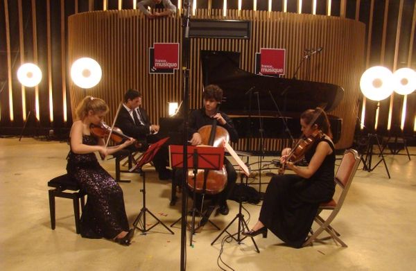 Ismaël Margain (piano), Alexandra Soumm (violon), Sarah Chenaf (alto) & Victor Julien-Lafferrière (violoncelle) en répétition à la salle Elie de Brignac, Deauville © Flora Sternadel