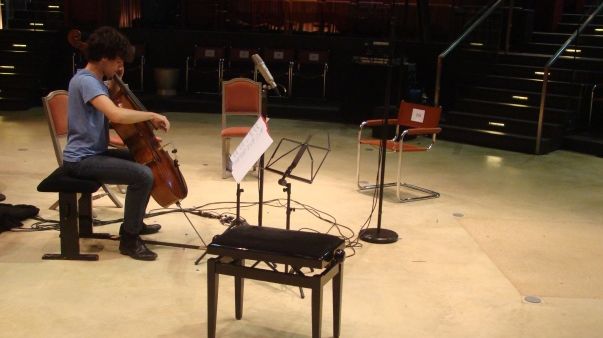 Victor Julien-Laferrière joue les 'Trois strophes sur le nom de Sacher' d'Henri Dutilleux à la salle Elie de Brignac, Deauville