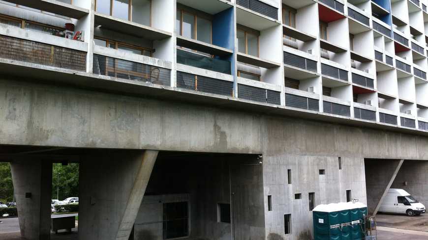 Trois douches pour 400 foyers ont été installées provisoirement à la cité du Corbusier de Firminy