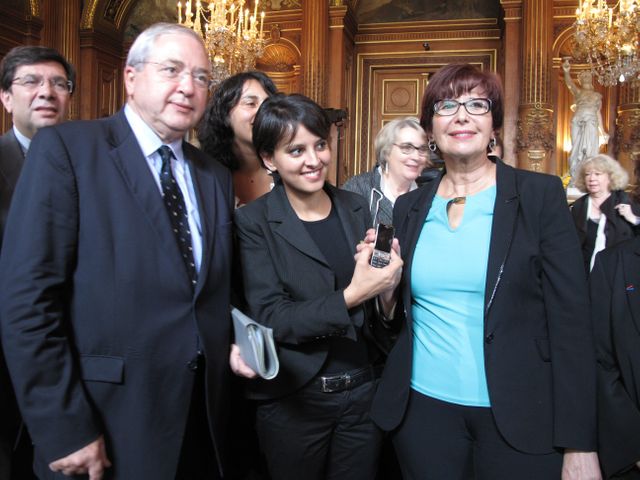 J.-P. Huchon, N. Vallaud-Belkacem, et F. Lalem, adjointe à Paris lancent le téléphone portable d'alerte pour les femmes