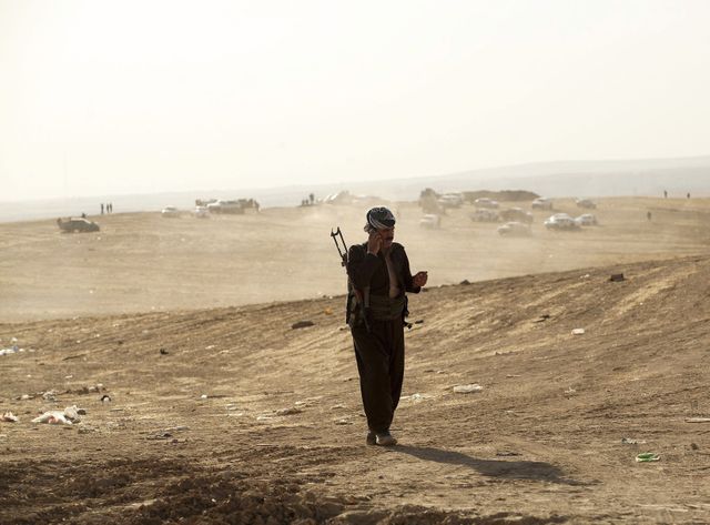 Un peschmerga, un combattant kurde, près de la ligne de front avec les combattants de l'Etat islamique, dans le nord du pays.