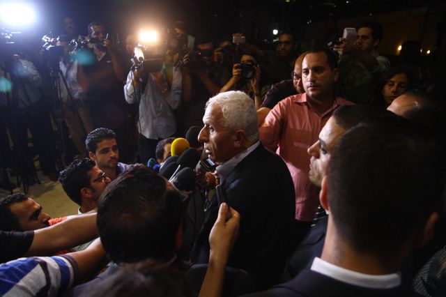Azzam al-Ahmed, membre du Fatah et chef de la délégation palestinienne, s'adresse aux médias au Caire