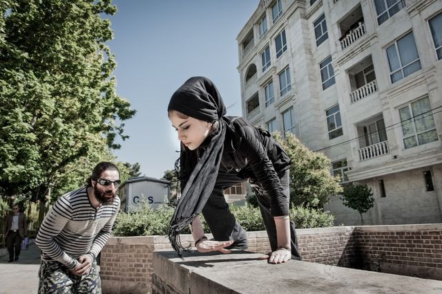 Ce vendredi matin, Narin, 16 ans, s’apprête pour la séance d’entraînement. Le parkour est interdit en Iran et pourtant la Rahaa