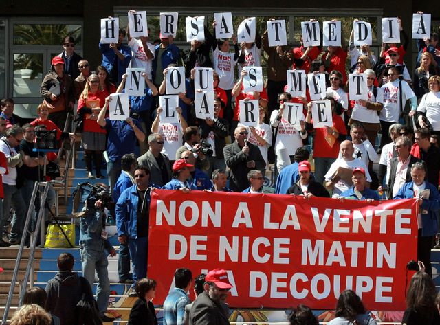Les salariés de Nice Matin en avril sur les marches du Palais à Cannes.