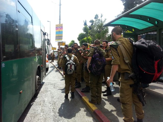 A la gare de Jérusalem d'où partent les bus emmenant les réservistes au front.