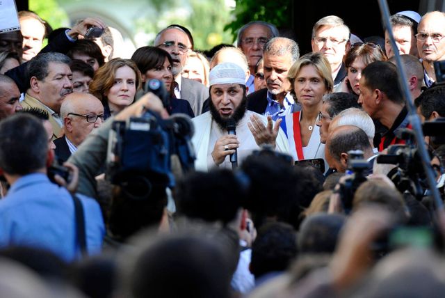 Plusieurs centaines de personnes se sont réunies devant la mosquée de Paris