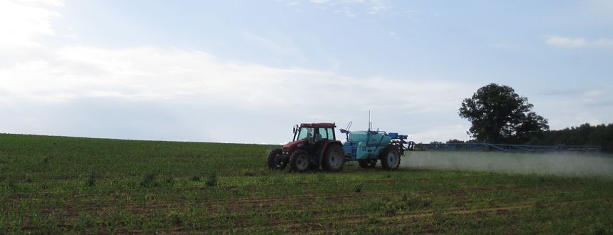 Jean-Marie Desdions, agriculteur, pulvérise son champs