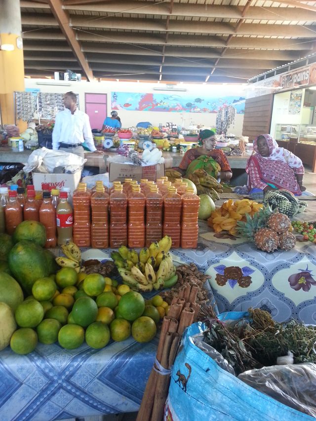 Le marché couvert de Mamoudzou et sa richesse exotique