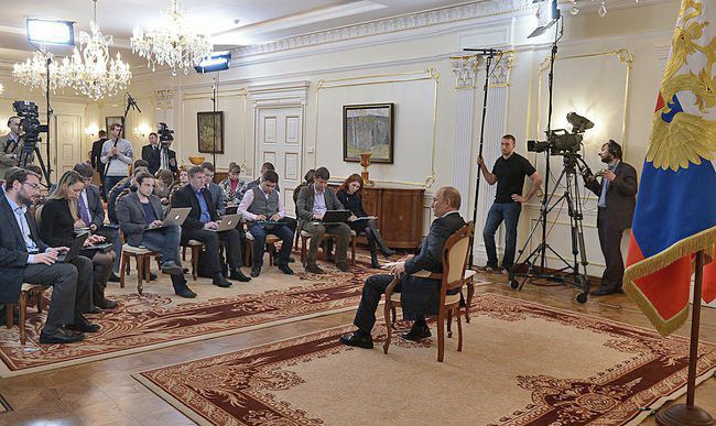 Poutine répond aux journalistes sur la situation en Ukraine, 4 mars 2014
