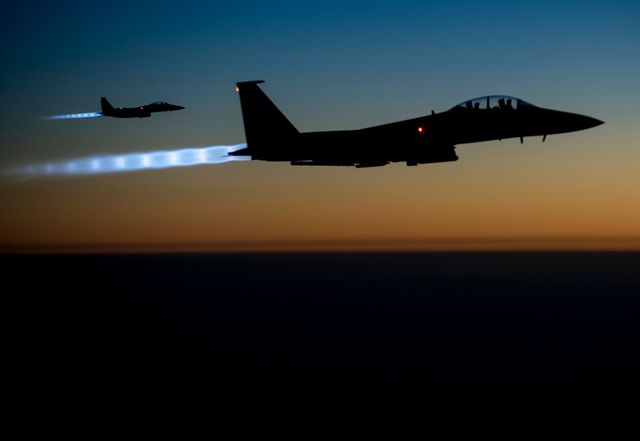 Deux F-15 survolent le nord de l'Irak après avoir mené des frappes aériennes en Syrie