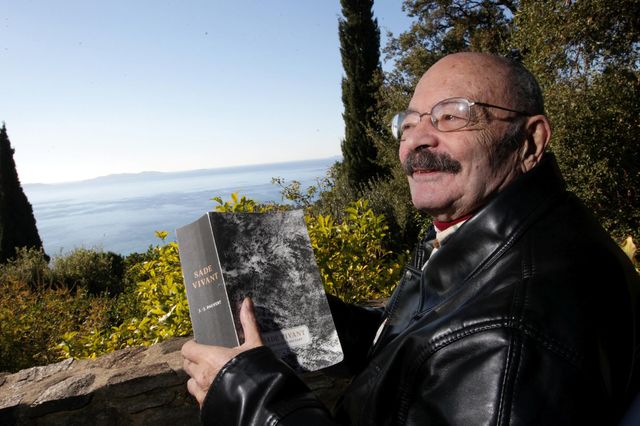 Jean-Jacques Pauvert dans sa maison de Rayol Canadel