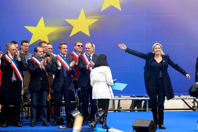 Le 1er mai 2014 M. Le Pen avec certains des nouveaux maire Front National