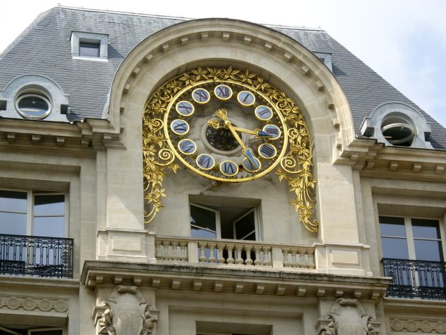 Horloge sur l'immeuble du n° 5 de la rue des Italiens à Paris, ancien siège du quotidien Le Monde