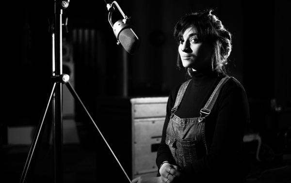 Camelia Jordana pendant l'enregistrement de son disque (©Vincent Josse)