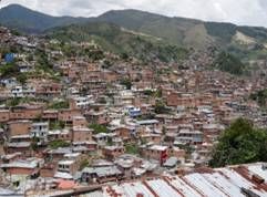 Loin des escaliers mécaniques, la pauvreté urbaine de la Comuna 13 à Medellin