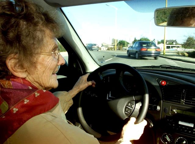 Personne âgée au volant