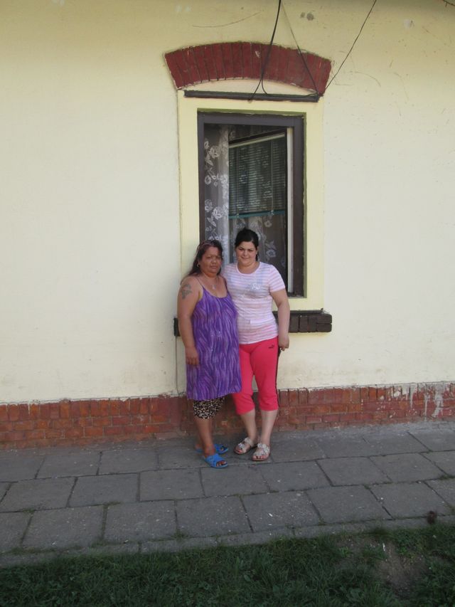 Maria Lakatos et sa fille devant leur maison de Miskolc