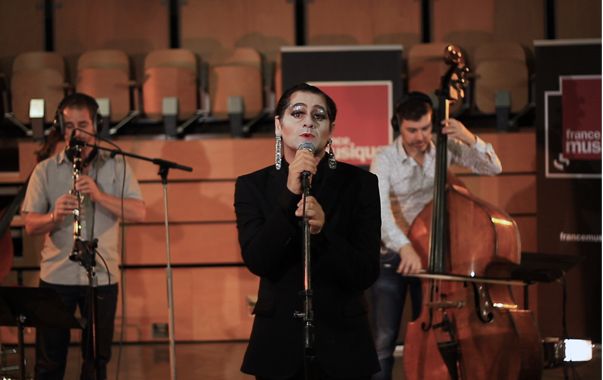 Olivier Py est Miss Knife, en live dans la matinale culturelle (©Guillaume Decalf / France Musique)