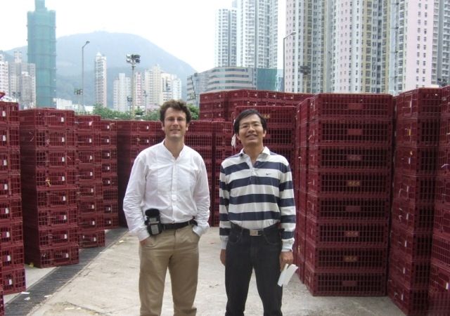 Frédéric Keck et un informateur sur le marché central de volailles Cheung Sha Wan de Hong Kong en 2007
