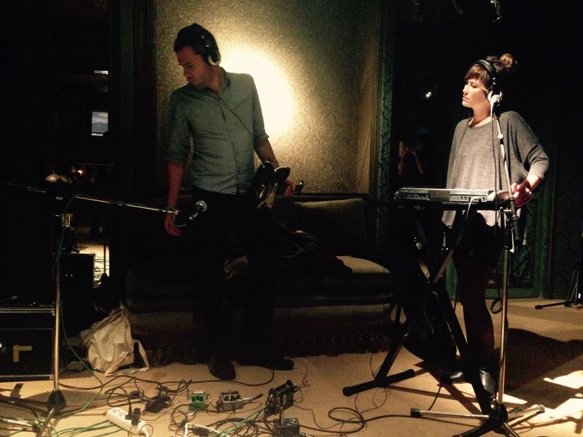 Mina Tindle dans le salon
