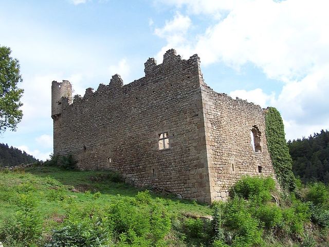 Grazac ((Haute-Loire) - Vue d'ensemble du logis datant du XIVe siècle, du château de Carry, à Grazac en Haute-Loire