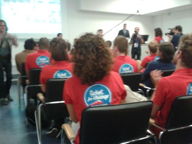 Prise de conscience - Les participants au tee-shirt rouge