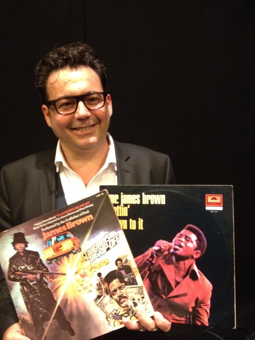 Marc Maret avec les vinyles de James Brown au studio 108