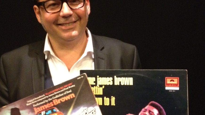 Marc Maret avec les vinyles de James Brown au studio 108
