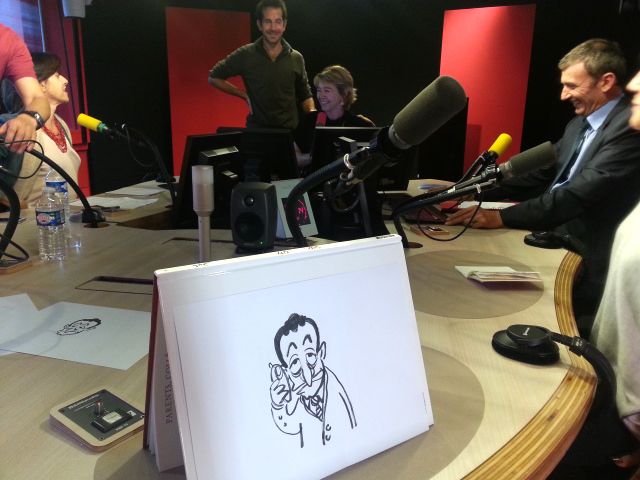 Jul au téléphone sonne