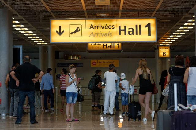 Les trois hommes ont atterri à Marseille, au lieu d'Orly