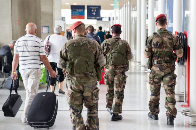 Il y aura davantage de patrouilles dans les aéroports et les gares